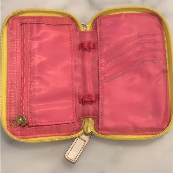 Lily Pulitzer Theta wallet key car holder - Picture 3 of 4